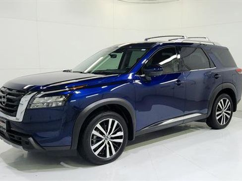 Certified 2025 Nissan Pathfinder Platinum w/ Cargo Package AWD/4WD image 3