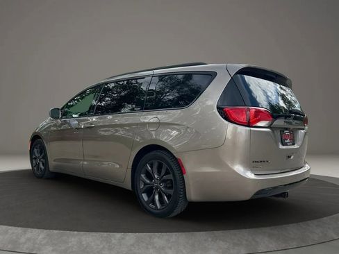 Used 2018 Chrysler Pacifica Touring-L Plus w/ S Appearance Package FWD image 7