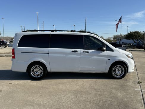 Used 2019 Mercedes-Benz Metris Passenger image 3