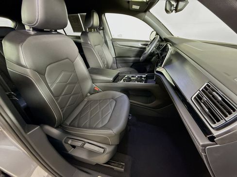 Used 2024 Volkswagen Atlas Cross Sport SE image 34