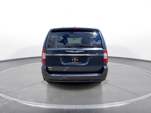 Used 2014 Chrysler Town & Country Touring FWD image 7
