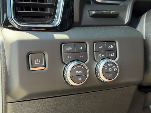 Used 2024 GMC Sierra 3500 Denali Ultimate AWD/4WD image 21