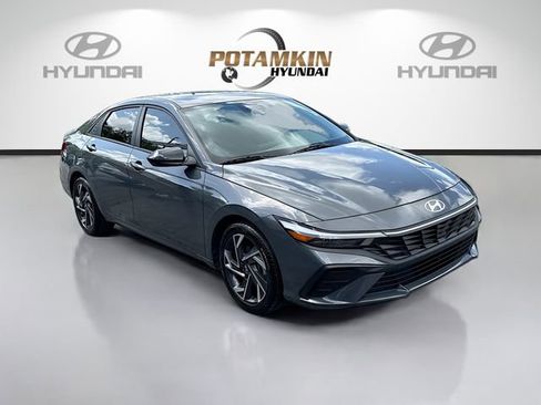 Certified 2025 Hyundai Elantra Sport image 3