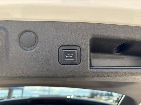 Used 2020 Chevrolet Equinox LT image 17