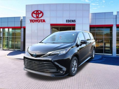 Used 2025 Toyota Sienna XLE FWD image 11
