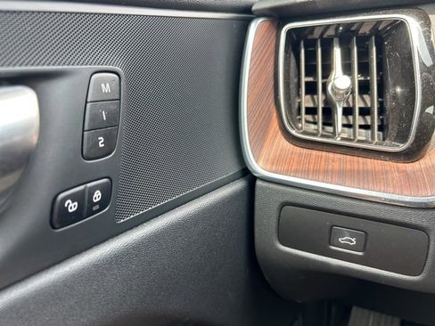 Used 2023 Volvo XC60 B5 Plus image 33