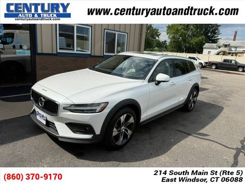 Used 2022 Volvo V60 T5 Cross Country AWD/4WD image 1