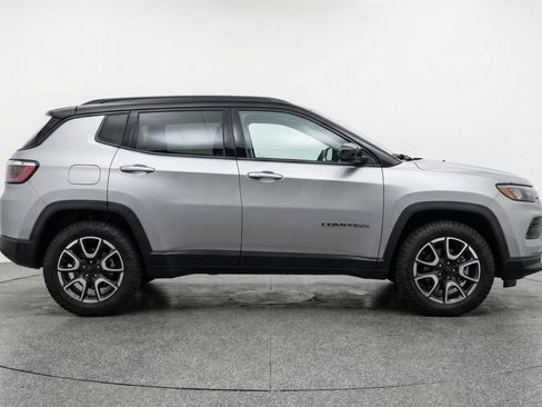 Used 2025 Jeep Compass Trailhawk image 11