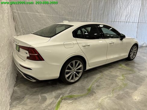 Used 2021 Volvo S60 T5 Momentum image 8