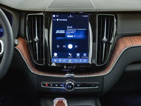 Certified 2023 Volvo XC60 T8 Ultimate w/ Protection Package Premier AWD/4WD image 14