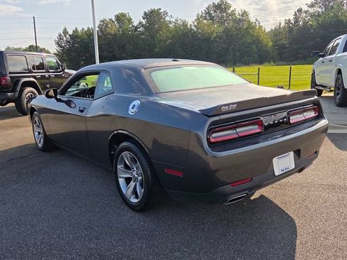 Used 2018 Dodge Challenger SXT RWD image 10