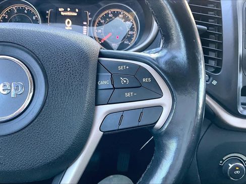 Used 2015 Jeep Cherokee Sport image 23