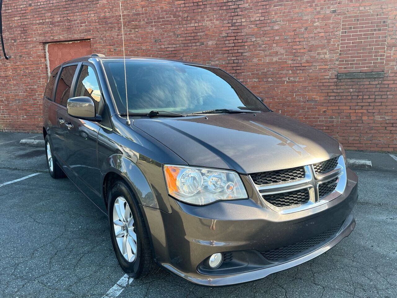 Used 2019 Dodge Grand Caravan SXT FWD image 1