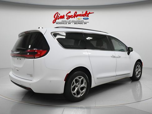 Used 2023 Chrysler Pacifica Limited AWD/4WD image 6