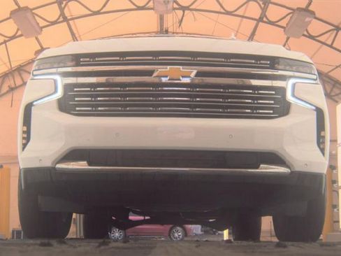 Used 2023 Chevrolet Suburban Premier image 3