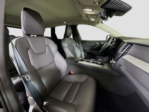 Used 2025 Volvo XC60 B5 Plus image 29