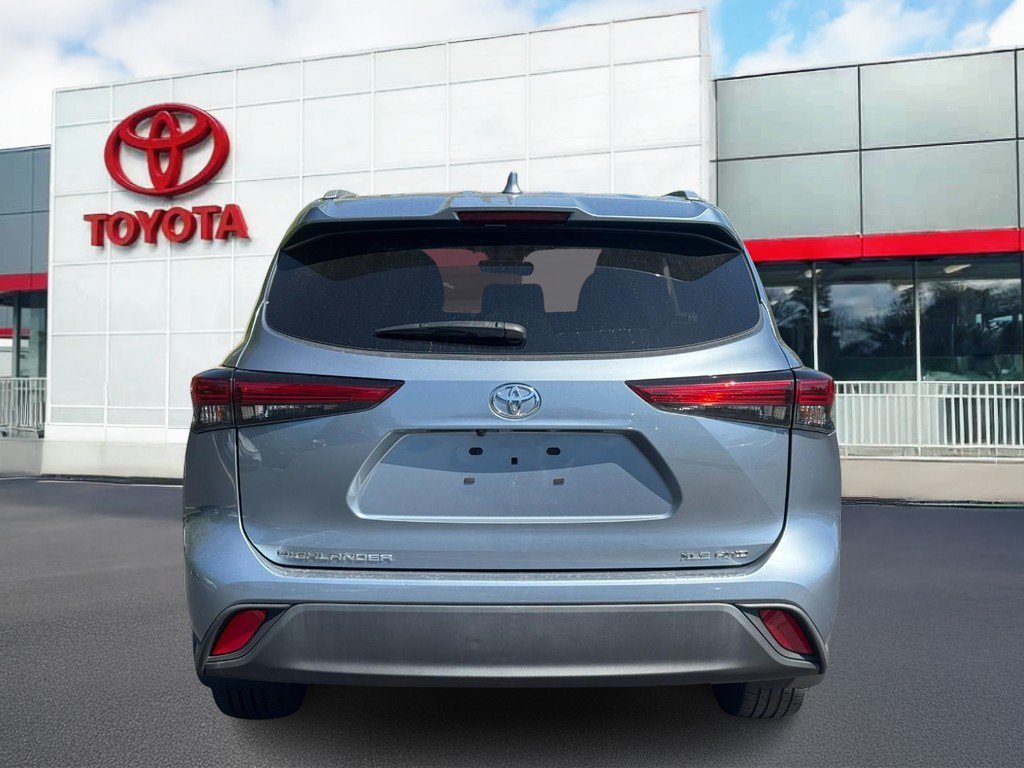 Used 2022 Toyota Highlander XLE AWD/4WD image 5