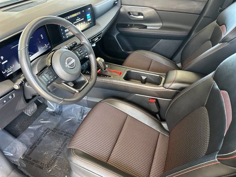 Used 2025 Nissan Kicks SR FWD image 11