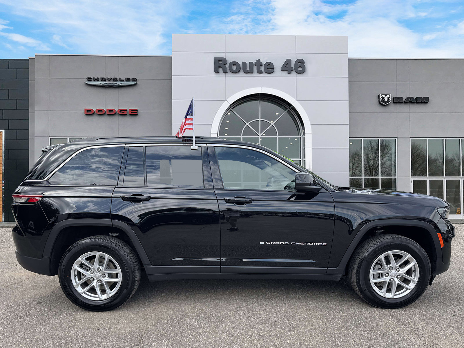 Used 2024 Jeep Grand Cherokee Laredo X w/ Luxury Tech Group I AWD/4WD image 12