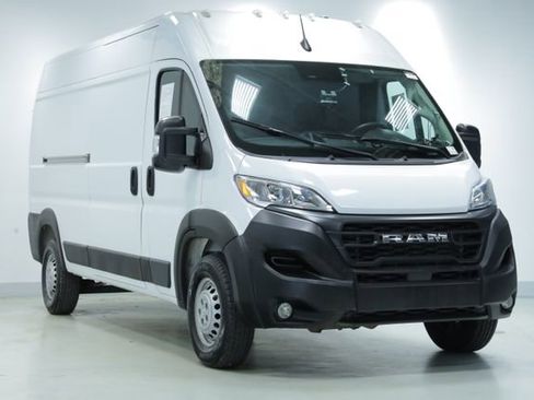 Used 2024 RAM ProMaster 2500 w/ Convenience Group FWD image 3