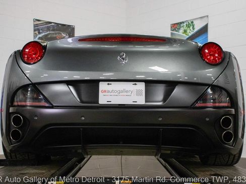 Used 2010 Ferrari California RWD image 21