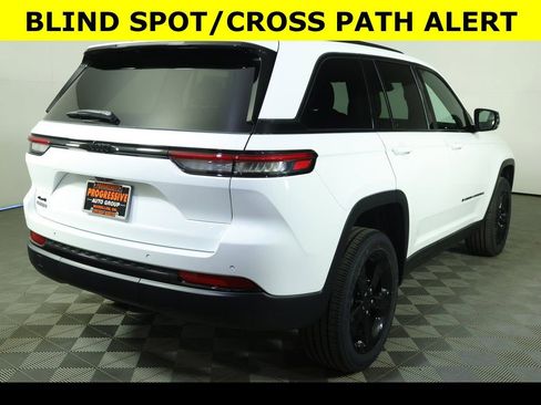 New 2025 Jeep Grand Cherokee Altitude image 9