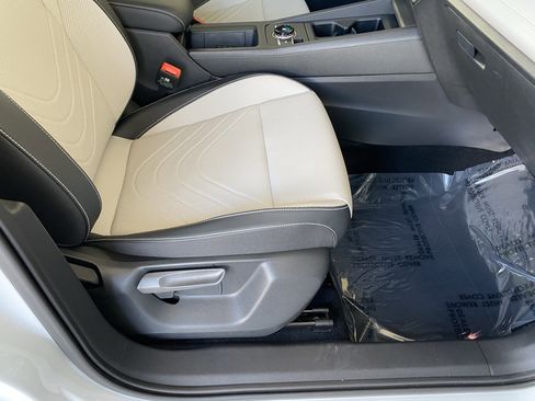 Certified 2025 Volkswagen Tiguan SE w/ Panoramic Sunroof Package AWD/4WD image 41