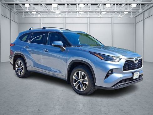 Used 2023 Toyota Highlander XLE AWD/4WD image 4