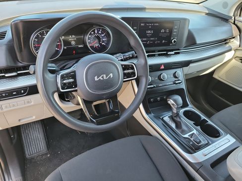 Used 2023 Kia Carnival LX image 2