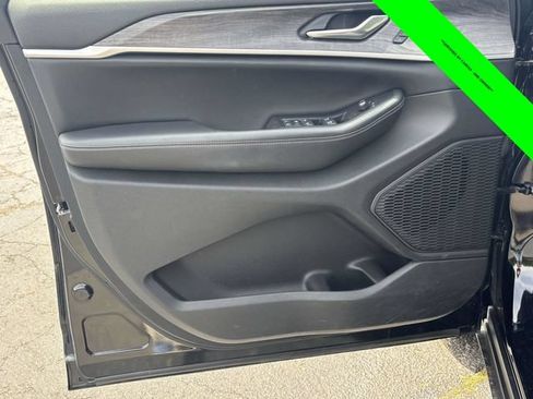 Used 2023 Jeep Grand Cherokee Limited w/ Black Appearance Package AWD/4WD image 9