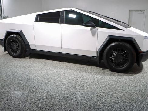 Used 2024 Tesla Cybertruck AWD Crew Cab image 6