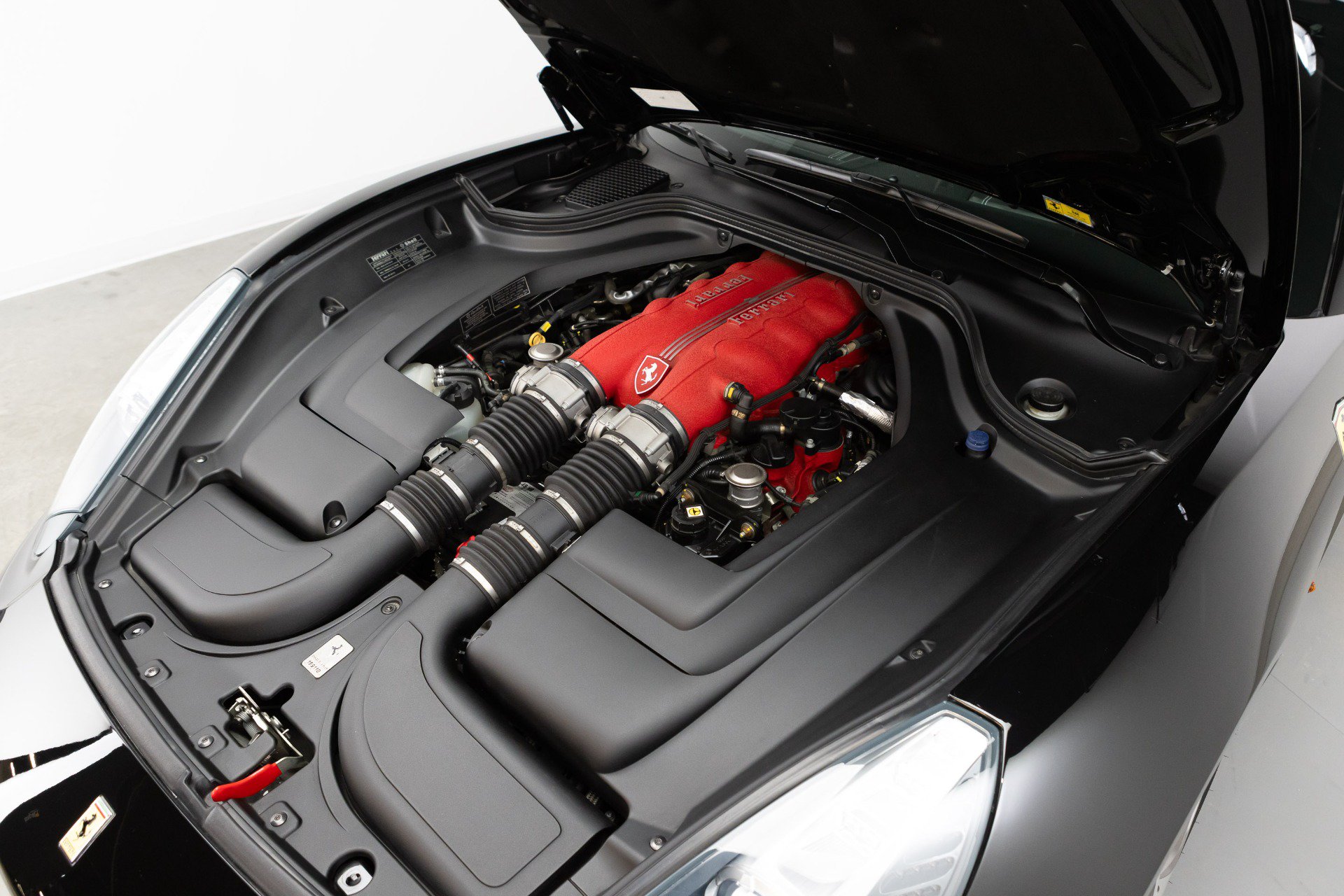 Used 2010 Ferrari California RWD image 92
