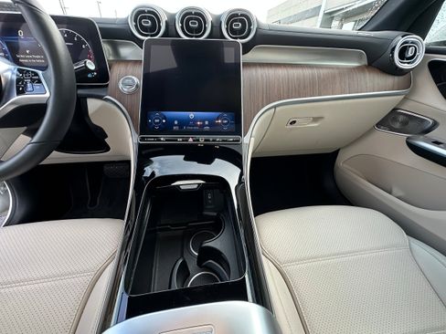 Used 2023 Mercedes-Benz GLC 300 4MATIC image 35