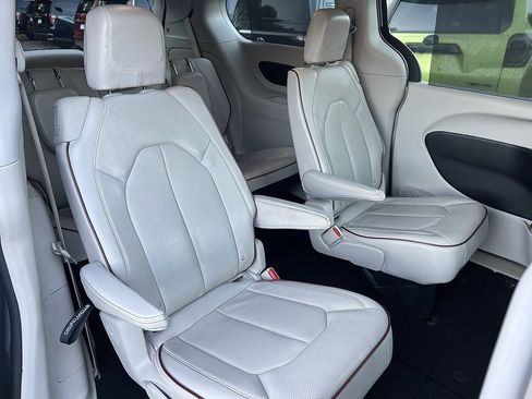 Used 2017 Chrysler Pacifica Limited w/ Tire & Wheel Group image 32