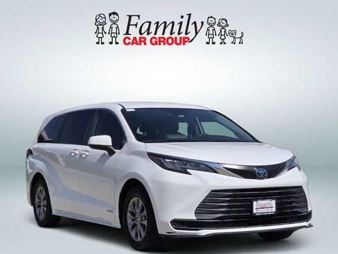 Used 2021 Toyota Sienna LE image 2
