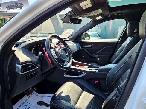 Used 2019 Jaguar F-PACE R-Sport image 14