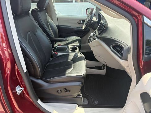 Used 2018 Chrysler Pacifica Limited FWD image 10