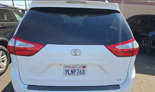 Used 2019 Toyota Sienna LE w/ Protection Package FWD image 5