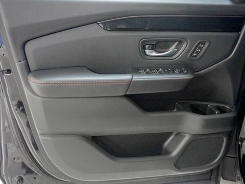 Used 2025 Honda Pilot TrailSport image 18