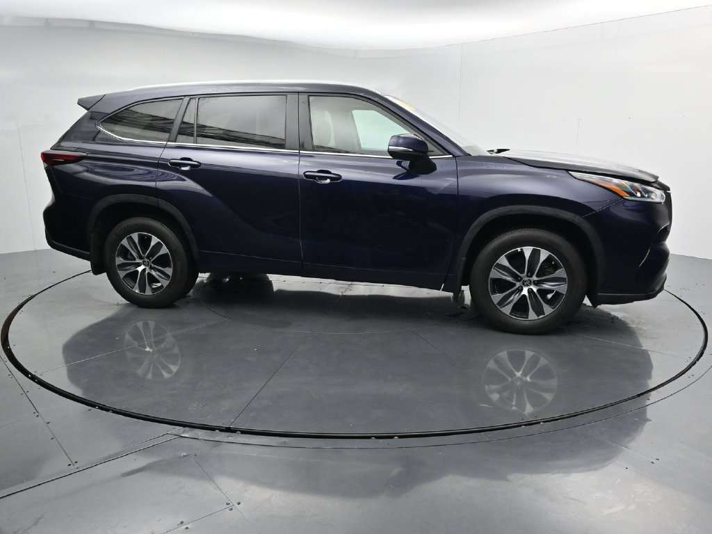 Used 2024 Toyota Highlander XLE AWD/4WD image 9