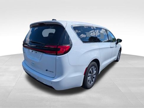 Used 2024 Chrysler Pacifica Limited FWD image 7