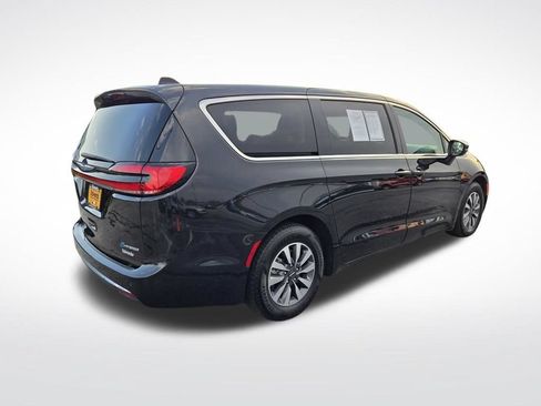 Used 2023 Chrysler Pacifica Touring-L FWD image 3