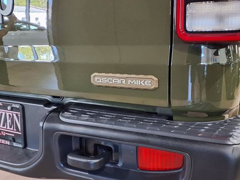 Used 2023 Jeep Gladiator Sport AWD/4WD image 7