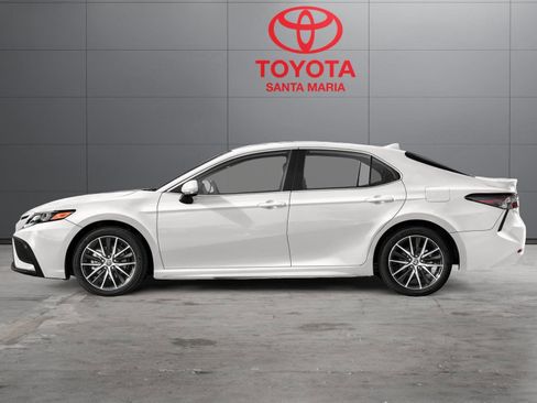 Used 2024 Toyota Camry SE image 3