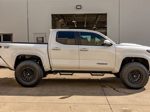 Used 2025 Toyota Tacoma TRD Sport w/ TRD Sport Upgrade Package AWD/4WD image 11