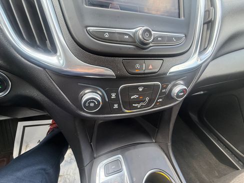 Used 2022 Chevrolet Equinox LT AWD/4WD image 17