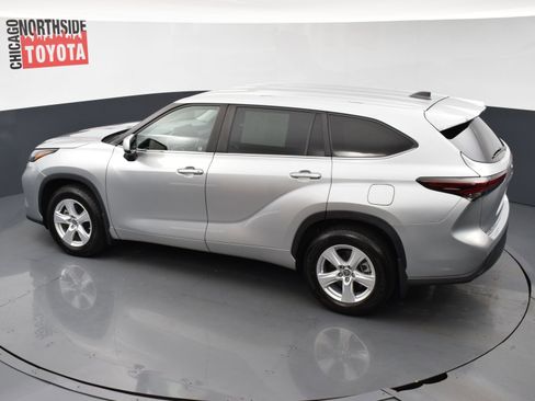 Used 2024 Toyota Highlander LE AWD/4WD image 21