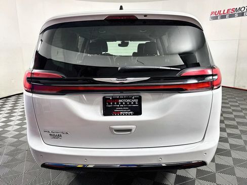 Used 2024 Chrysler Pacifica Touring-L FWD image 6