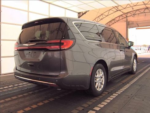 Used 2023 Chrysler Pacifica Touring-L FWD image 3
