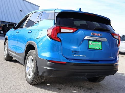 Used 2024 GMC Terrain SLE image 3